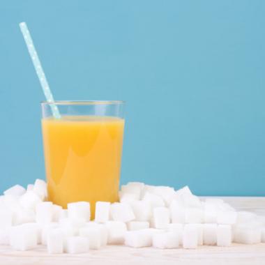 Nepriateľ v pohári: Ako sladké nápoje ohrozujú zdravie našich zubov